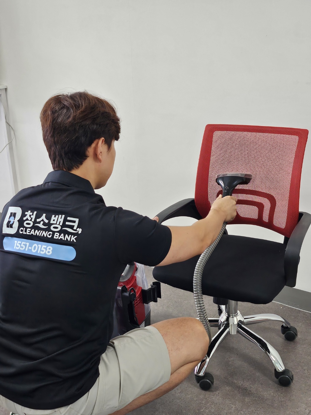 사무실 의자의 등받이와 좌석 청소 장면