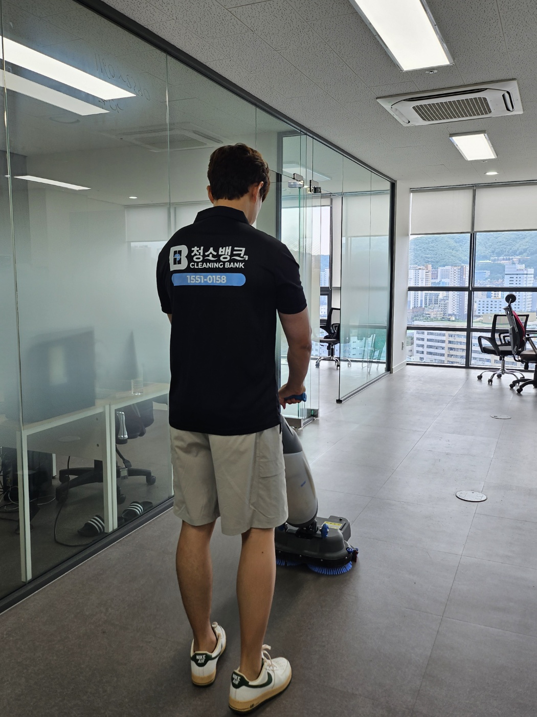 사무실 바닥재를 확인하며 전용 장비로 관리하는 작업 장면